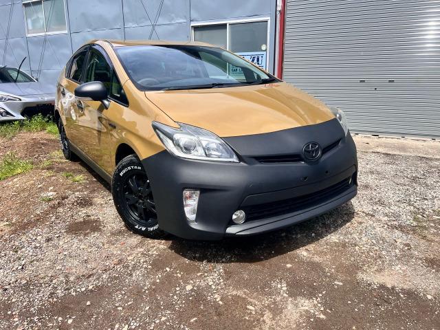 他では見かけないランドクルーザー250純正色のプリウスです