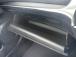 車検証入れ等書類一式を収納できるグローブボックスです。