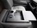 フロントシートの中央座席を倒すと、ちょっとした小物の収納が可能です。